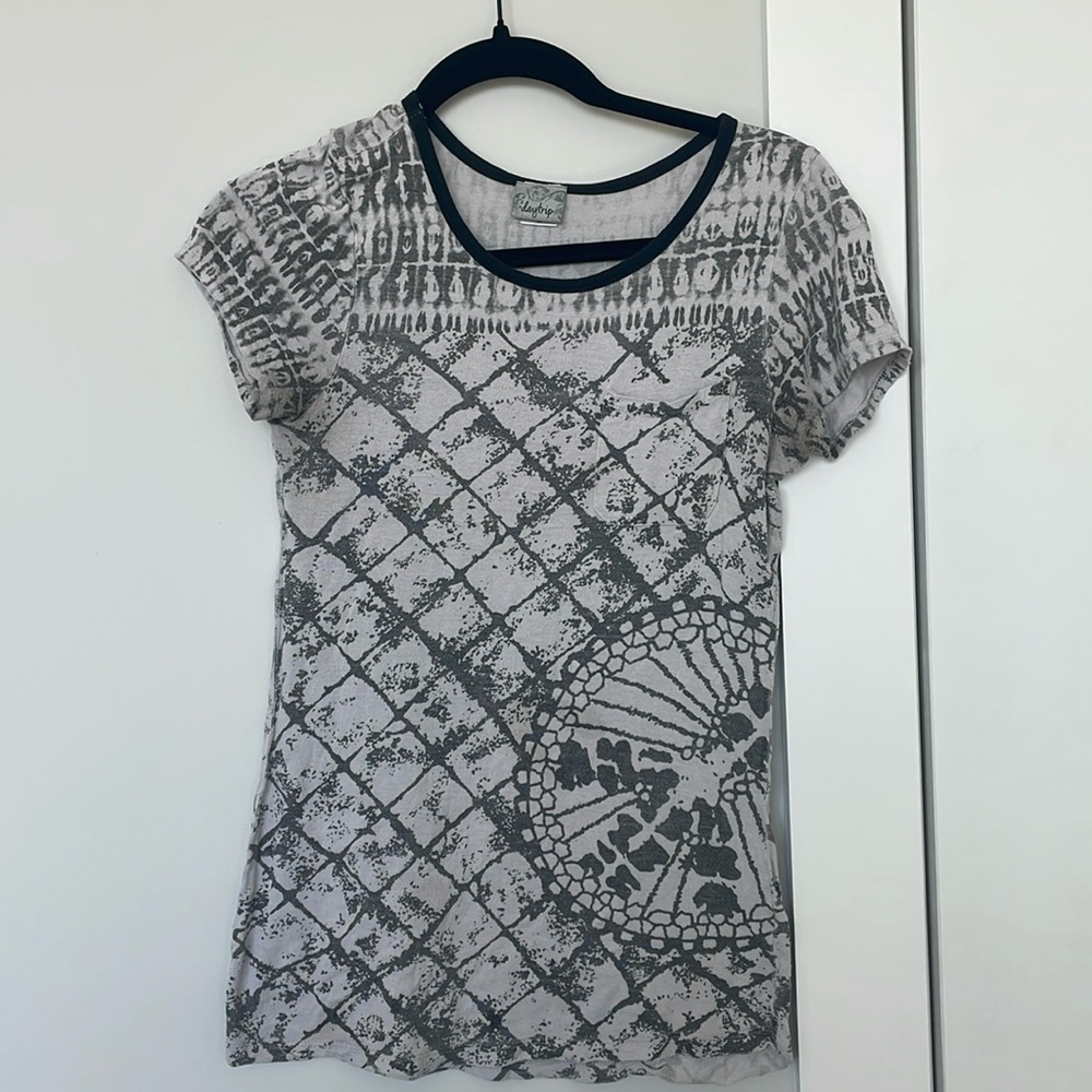 Black and White Daytrip Shirt Size M